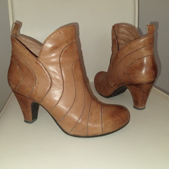 Chocolat Blu "Dahl" - Genuine Leather Ankle Booties, 8.5 - Picture 7 of 8